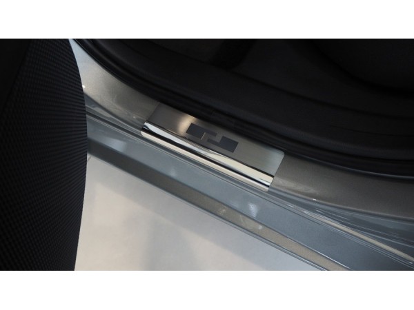 Протектори за прагове за Toyota Auris II 5D 2013-2019, метални - серия 08 / Alu-Frost